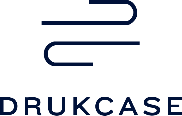 Drukcase logo in donkerblauw op witte achtergrond