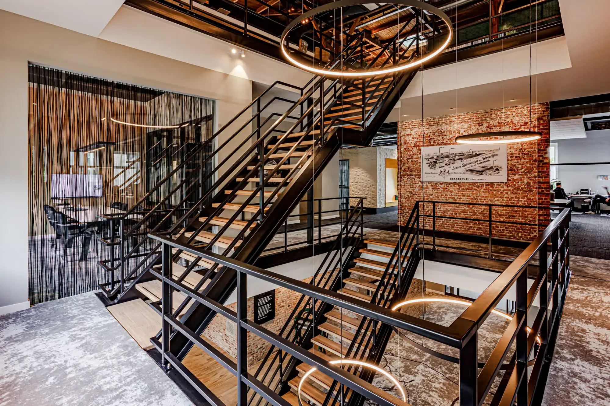 Industrieel interieur met stalen trap en bakstenen muur